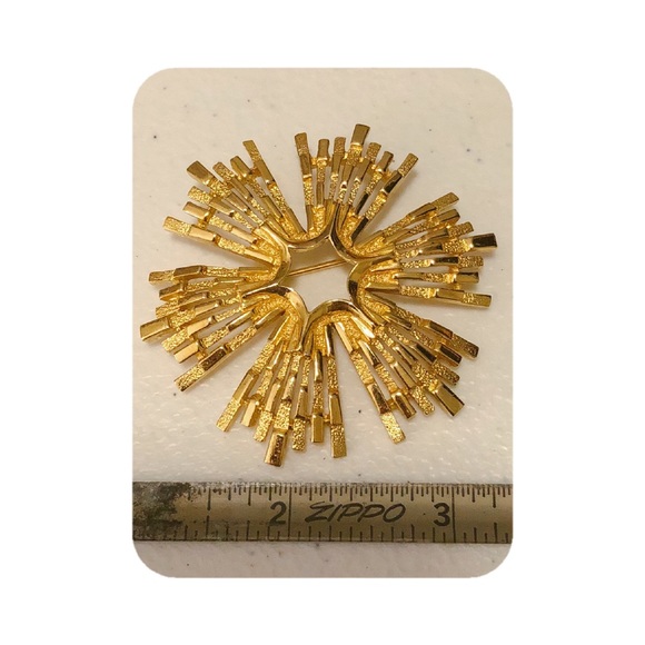 Vintage Trifari Gold Tone Star Brooch Pin - Picture 4 of 5